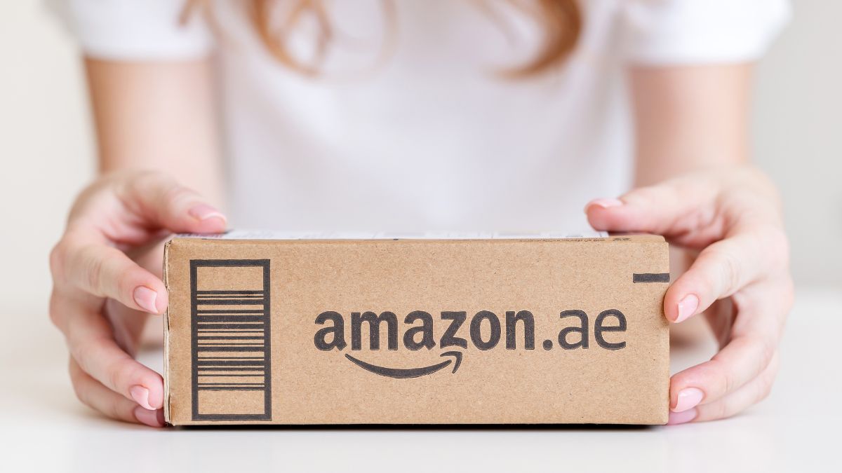 mulher jovem segurando um pacote da Amazon