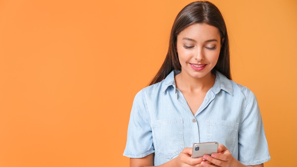 Mulher jovem utilizando um smartphone