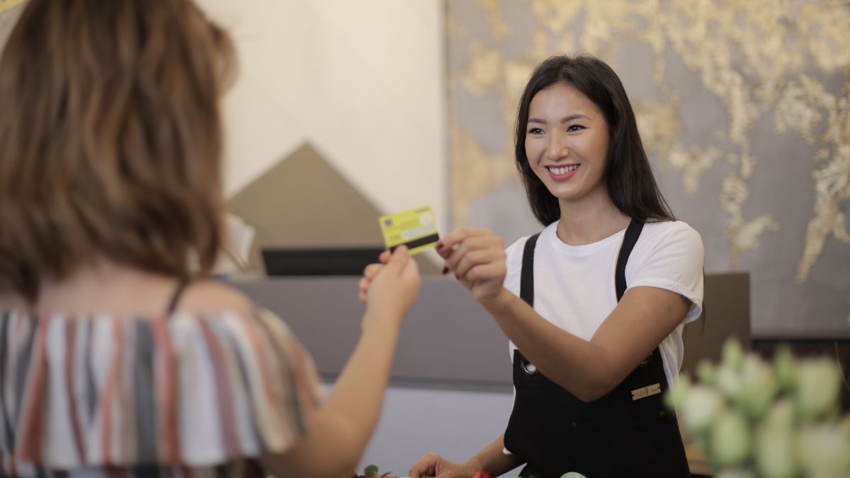 Mulher usando cartão de crédito para MEI