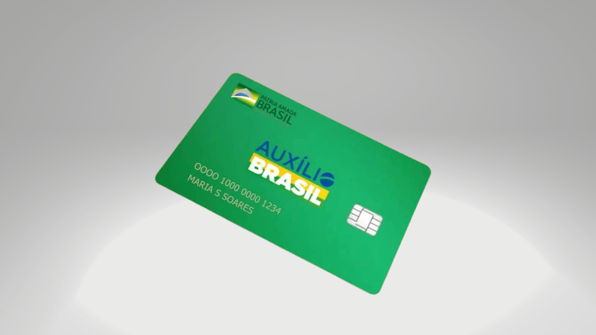 Essa é a dúvida de muitos beneficiários que receberam os cartões entregues pelo Ministério da Cidadania. Saber como desbloquear o cartão do Auxílio Brasil é fundamental para poder usufruir do benefício. Neste artigo, você confere o passo a passo para desbloquear o cartão e descobre alguns detalhes importantes! Como desbloquear o cartão do Auxílio Brasil Para quem não sabe, o Auxílio Brasil foi criado para substituir o Bolsa Família durante o governo do ex-presidente Jair Bolsonaro. No entanto, o termo Auxílio Brasil foi extinto com a troca de mandatos. O governo do presidente Lula recriou o Bolsa Família. Mas, como ficam os cartões Auxílio Brasil? Nada muda! O Ministério do Desenvolvimento e Assistência Social anunciou que os mesmos cartões do Auxílio Brasil seguem válidos para saques, movimentações e pagamento do Bolsa Família. Portanto, se você tem um cartão Auxílio Brasil e não desbloqueou ou solicitou um cartão Bolsa Família, ambos os procedimentos são feitos da mesma forma. SAIBA MAIS: Posso participar do Minha Casa Minha Vida? Como funciona? | Descubra como desbloquear o cartão PAN de três formas diferentes Passo a passo para desbloquear o cartão Auxílio Brasil Confira o passo a passo para fazer o desbloqueio do cartão: Entre em contato com o Caixa Auxilio Brasil pelo telefone 111; Em seguida, siga as instruções do atendimento para continuar; Depois, finalize as etapas do atendimento telefônico; Por fim, compareça em uma unidade ou agência Caixa com seus documentos em mãos para desbloquear o cartão do Auxílio Brasil. Documentos para desbloquear cartão Auxílio Brasil Fique atento ao processo de desbloqueio do cartão Auxílio Brasil, pois é necessário estar com alguns documentos em mãos, são eles: Cartão do Auxílio Brasil; Número de Inscrição Social (NIS); Documento de identidade (RG); e CPF. Sem eles, você não consegue realizar o desbloqueio e começar a usar o benefício. Quem tem direito ao Bolsa Família? Agora que o benefício voltou a se chamar Bolsa Família, muitos ficaram em dúvidas se tiveram mudanças nas regras e no requisito, mas não há alterações. Portanto, segue sendo necessário ter cadastro no CadÚnico.  Entretanto, isso não garante de imediato o benefício – será preciso cumprir outras exigências. Entre elas, o cidadão precisa estar em situação de vulnerabilidade econômica e social.  Veja a seguir os principais requisitos para conseguir ser elegível ao Bolsa Família: Apresentar renda per capita (por pessoa) de até R$218; Ter os dados atualizados no Cadastro Único;  Não ter informações divergentes entre as declaradas no CadÚnico e em outras bases de dados federais (em outras palavras, não informar dados errados sobre a composição e situação da família em nenhum cadastro ou plataforma).; Acompanhamento do pré-natal para gestantes; Manutenção das crianças e adolescentes na escola; Atualização da caderneta de vacinação com todos os imunizantes previstos no Programa Nacional de Vacinação do Ministério da Saúde. VEJA TAMBÉM: Desbloquear cartão Americanas? Veja passo a passo! | Descubra como desbloquear o cartão do Auxílio Brasil